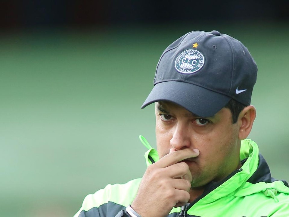 O técnico Marquinhos Santos reclamou da venda de jogadores no início do ano e recebeu uma invertida da diretoria. | Giuliano Gomes/Tribuna
