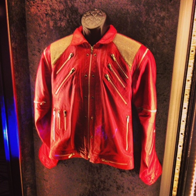 Jaqueta vermelha usada por Michael Jackson no clipe “Beat It”, no acervo do Hard Rock Café, em Paris. | Divulgação