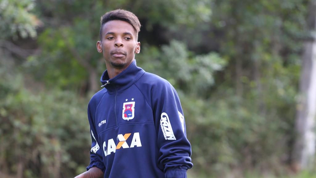 Atacante Henrique marcou o primeiro gol do Paraná na Série B do Brasileirão de 2015. | Ivonaldo Alexandre/Gazeta do Povo