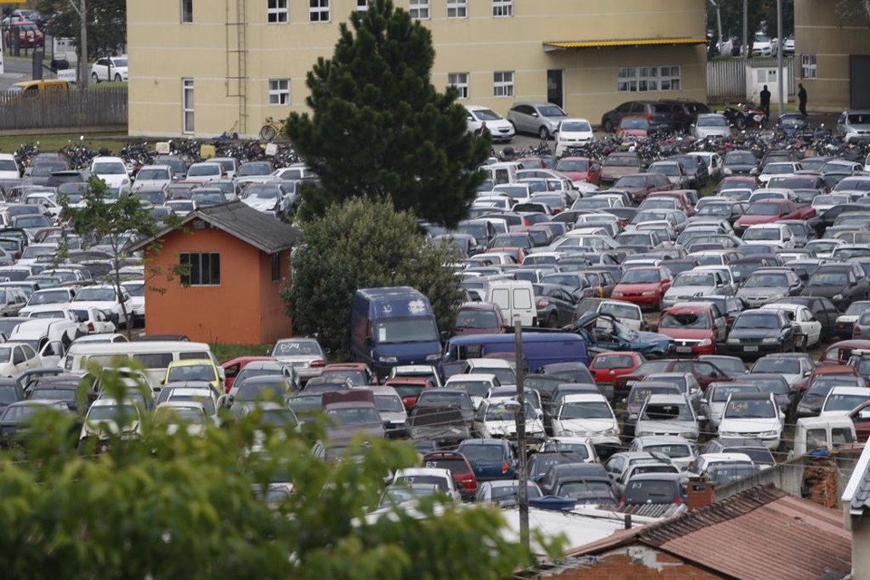 Governo estadual planeja conceder pátios do Detran Concessão de pátios, como o do Detran em Curitiba, pode gerar economia de R$ 180 milhões por ano. | Aniele Nascimento/Gazeta do Povo