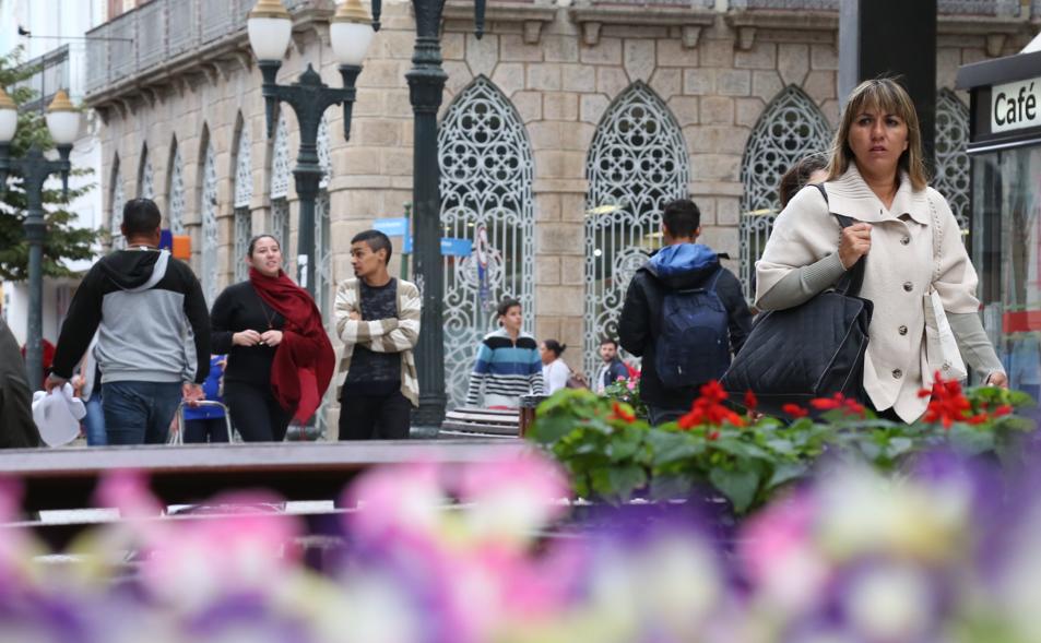 Manhã de sexta-feira (1º) foi a mais fria registrada em Curitiba neste ano: 10,1ºC. | Ivonaldo Alexandre/Gazeta do Povo