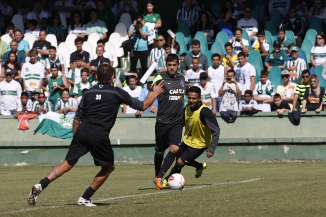 Coritiba faz último treino antes da final com os portões abertos. Cerca de três mil torcedores vieram prestigiar a equipe | Aniele Nascimento/Gazeta do Povo