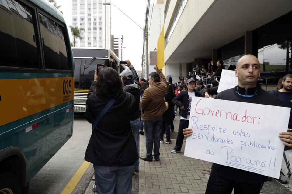 Professores fizeram protestos na manhã desta quinta-feira, no Centro de Curitiba | Aliocha Maurício/Tribuna do Paraná