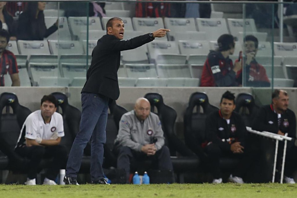 Milton Mendes comandou o time pela primeira vez na Baixada. | Felipe Rosa/TRIBUNA DO PARANA