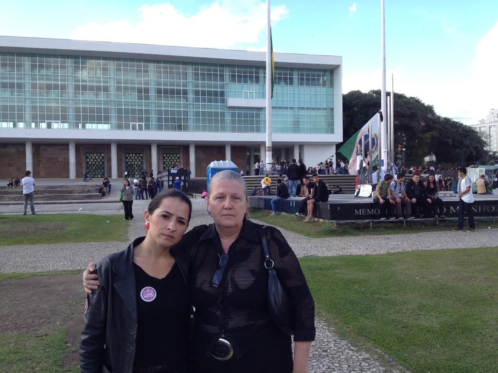 As professoras Talita Nascimento e Thereza Christina Duarte vestem preto em  sinal de luto | /