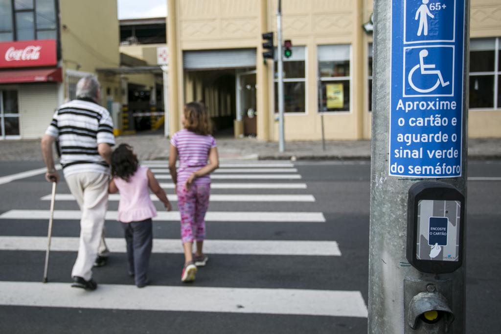 Semáforo inteligente em Curitiba: exemplo de iniciativa sustentável da cidade. | Brunno Covello/Gazeta do Povo