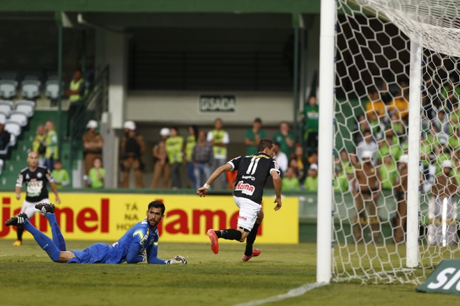 Juba recebeu cruzamento e tocou na saída do goleiro Vaná. | Daniel Castellano/Gazeta do Povo