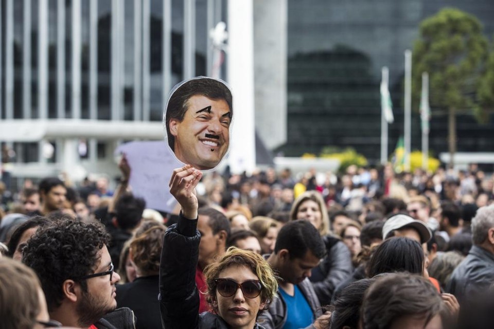 Manifestantes se vestiram de preto e pintaram um bigode de Hitler na imagem de Beto Richa. | Brunno Covello/Gazeta do Povo