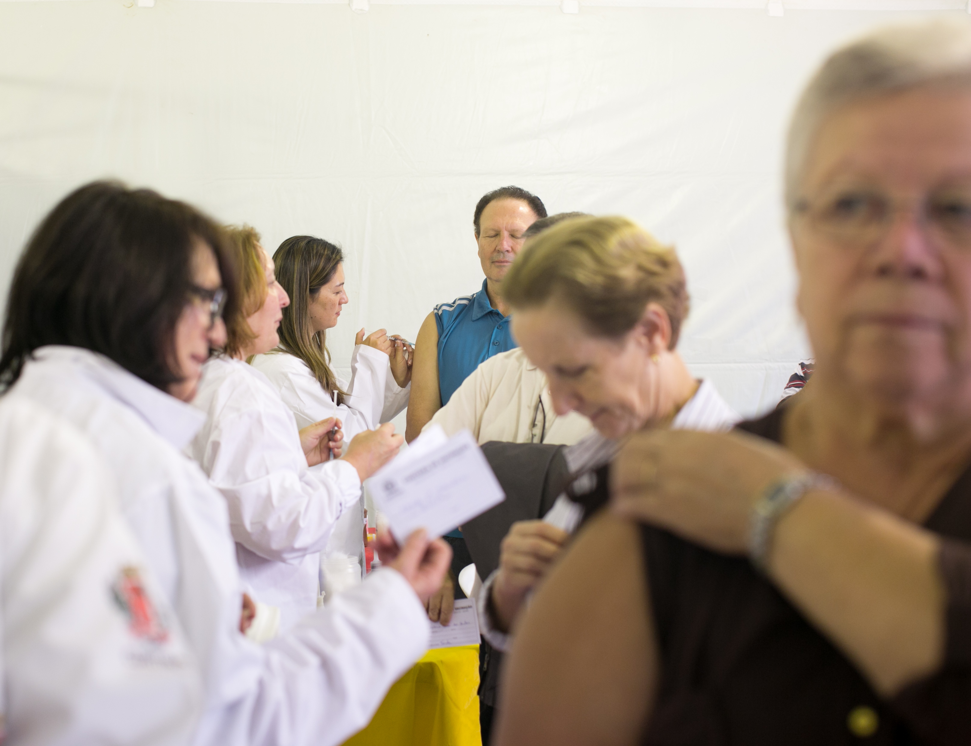 Capital já alcançou a meta de vacinar 80% do público-alvo contra a gripe. | Brunno Covello/Gazeta do Povo