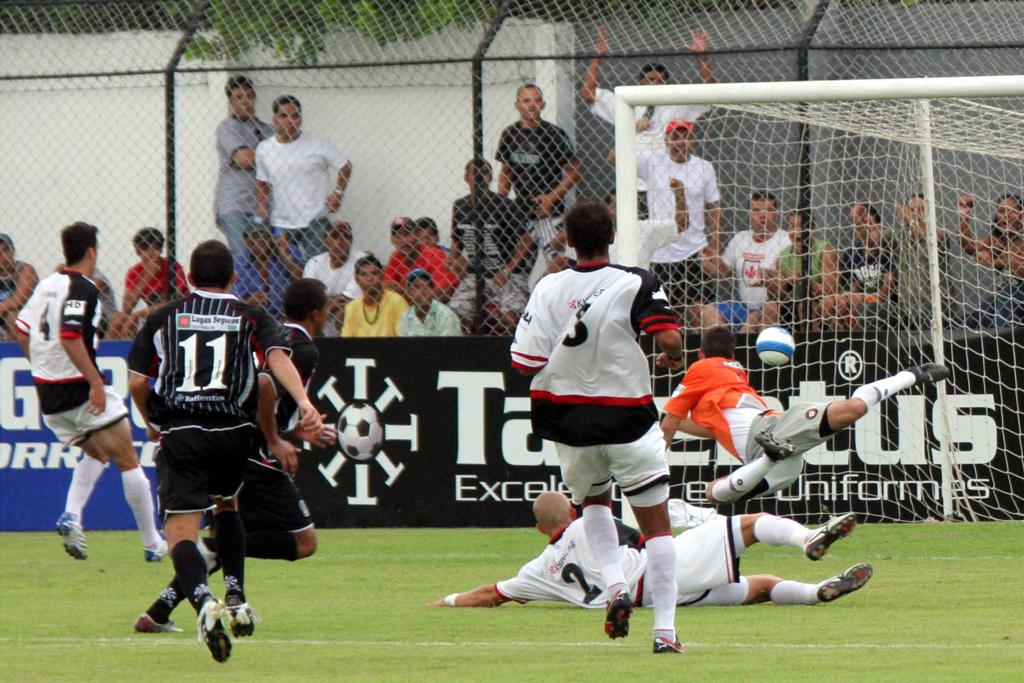 Lance da derrota do Atlético para o Corinthians-AL, fora de casa, na Copa do Brasil de 2008: vexame histórico. | Ailton Cruz/Futura Press