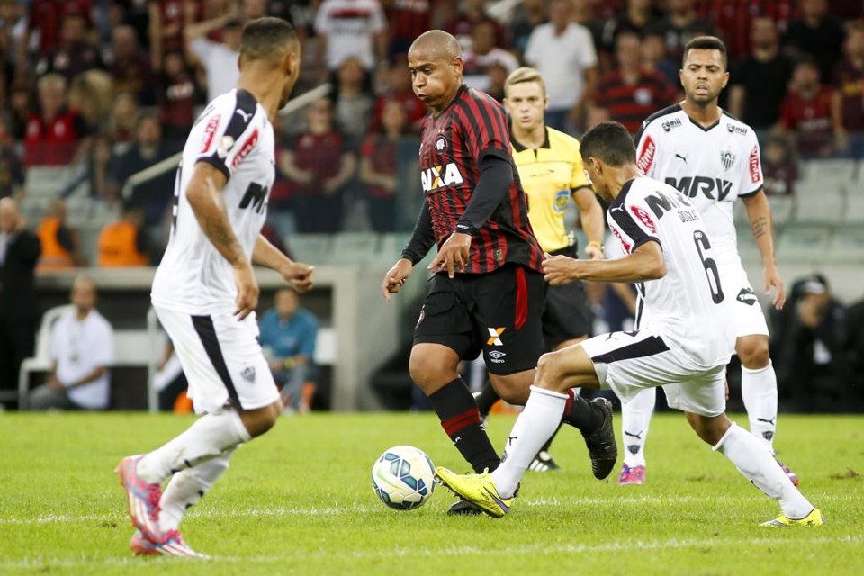 Mesmo fortemente vigiado, Walter abriu espaços para o Atlético vencer o jogo contra o Galo. | Henry Milleo/Gazeta do Povo