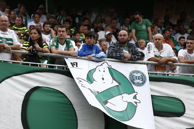 Caça-fantasmas no Couto Pereira. Torcida do Coxa tentando exorcizar o Operário. | Albari Rosa/Gazeta do Povo