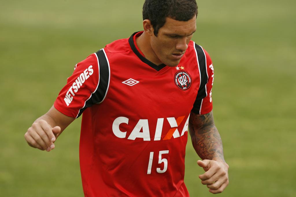 Fernandão em 2012 com a camisa do Atlético: negociação do jogador, hoje na Turquia, pode dar lucro ao Furacão. | Antônio More/
Gazeta do Povo