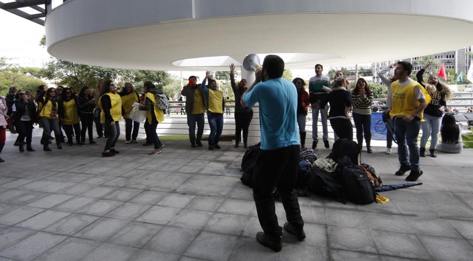 Na frente do Palácio das Araucárias, em Curitiba, servidores fizeram um ato para pressionar uma decisão do governo sobre a data-base. Não adiantou. | Aniele Nascimento/Gazeta do Povo