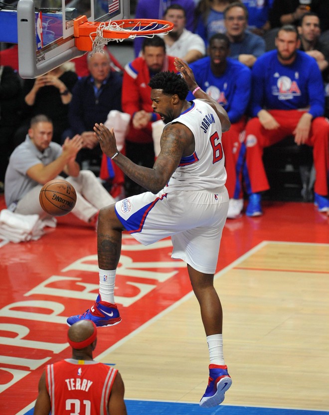 KARATÊ KID – DeAndre Jordan finaliza a cesta com movimento de golpe de Karatê. | Gary A. Vasquez/USA Today Sports