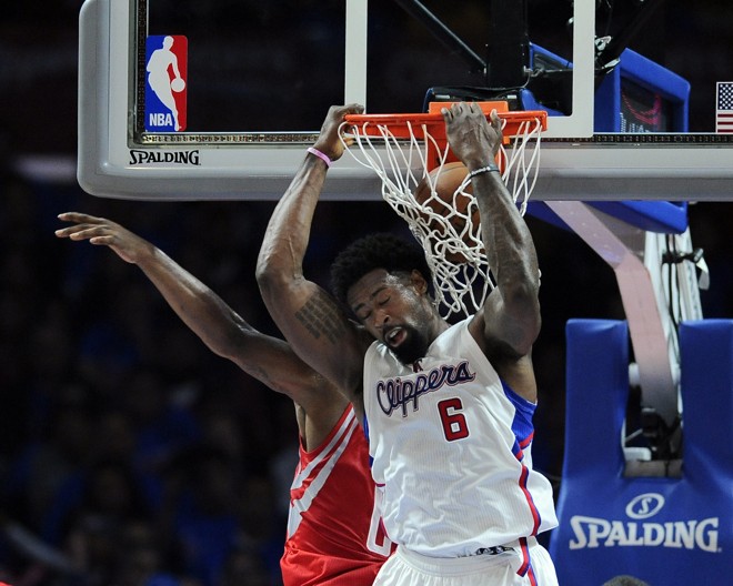 “DIS COSTAS” – DeAndre Jordan ostentou quando o jogo ainda estava bom para o Clippers dentro de casa. Finalizou o lance com uma enterrada de costas para delírio da torcida. | Paul Buck/EFE