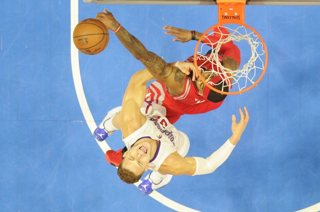 PERDEU, PLAYBOY – Blake Griffin é interceptado por Josh Smith e faz cara de choro. Não adiantou. Vitória do Rockets em Los Angeles. | Richard Mackson/USA Today Sports