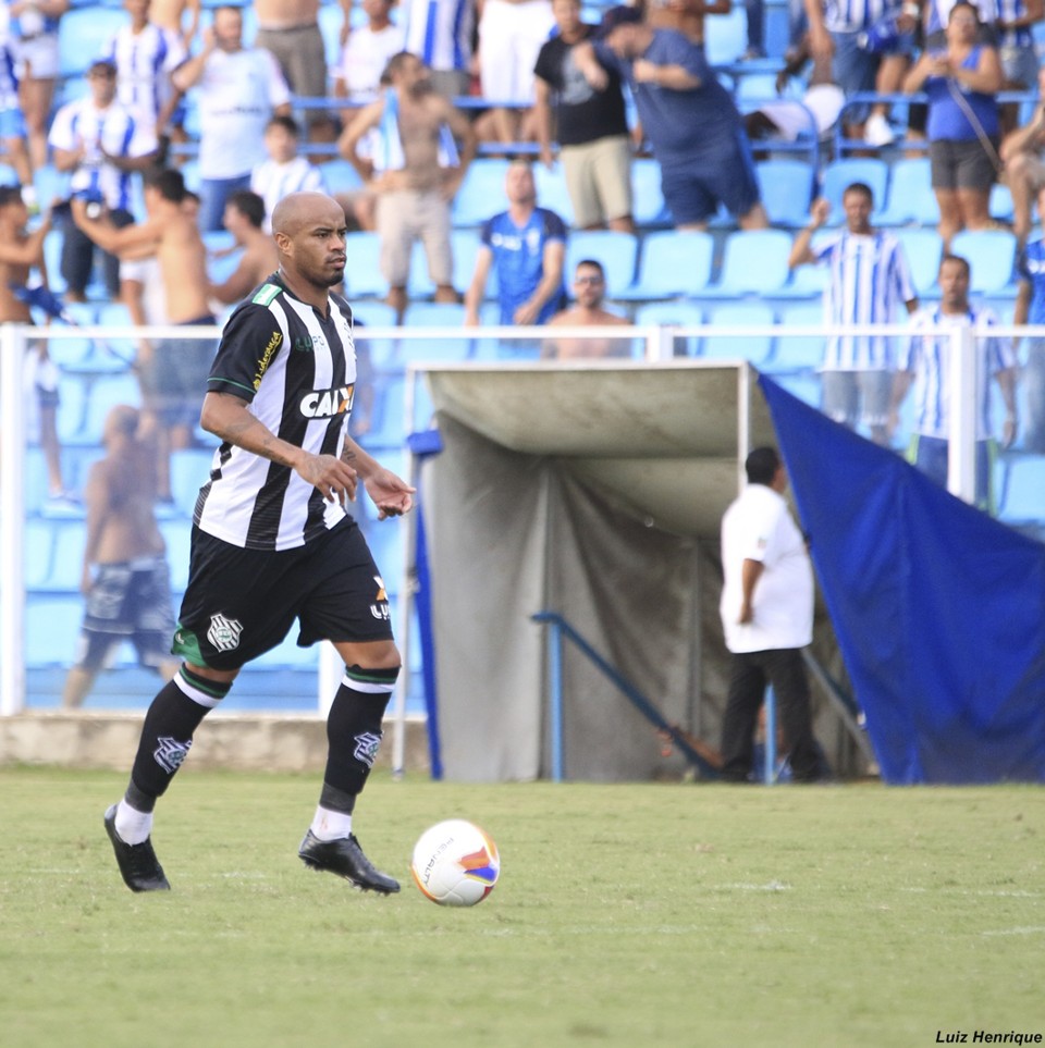 O zagueiro Thiago Heleno, jovem mas com experiência em grandes centros, é o líder do time catarinense. | Divulgação