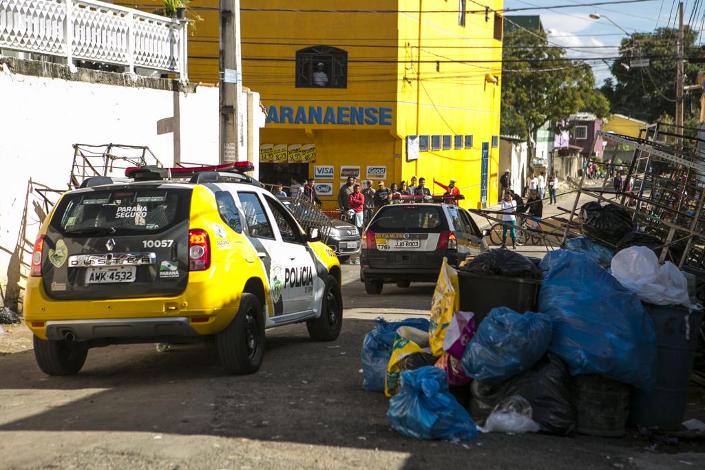 Moradores da Vila Torres reclamam de abordagens agressivas de policiais militares durante as incursões na localidade. | Marcelo Andrade/Gazeta do Povo