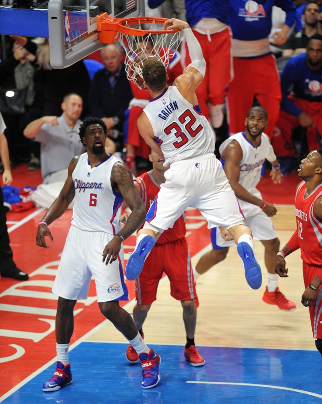 VOA, VOA – Principal nome do time na partida desta quinta-feira, Blake Griffin voa para enterrar a bola com força na cesta do Rockets. O lance enérgico botou pilha no time, mas não salvou os donos da casa da derrota inesperada. | Gary A. Vasquez/USA Today Sports