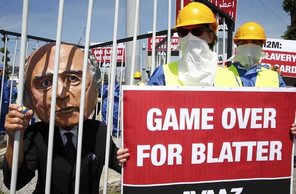 Ativistas protestam contra Blatter em Zurique. | ARND WIEGMANN/REUTERS