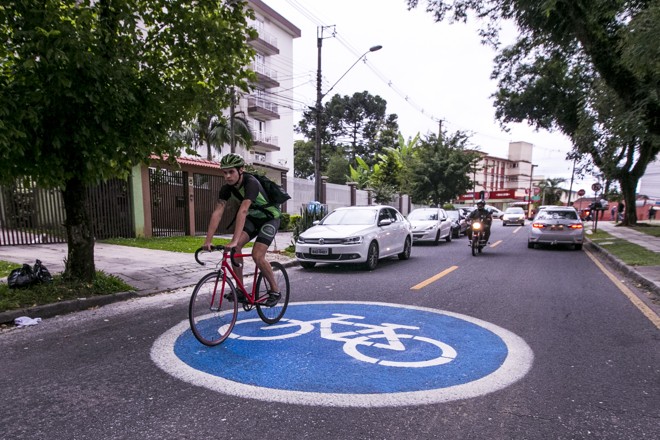 Círculos azuis criados recentemente pela prefeitura de Curitba indicam as melhores rotas para os ciclistas na cidade. | Brunno Covello/Gazeta do Povo