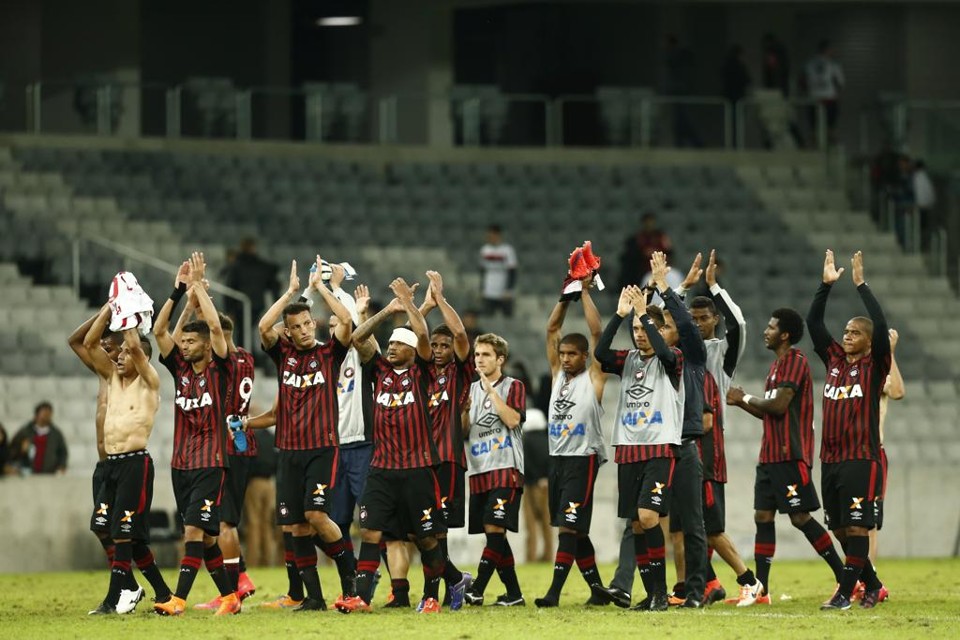 Jogadores aplaudem a torcida em um gesto de reaproximação, após críticas e vaias no Paranaense | Hugo Harada/Gazeta do Povo