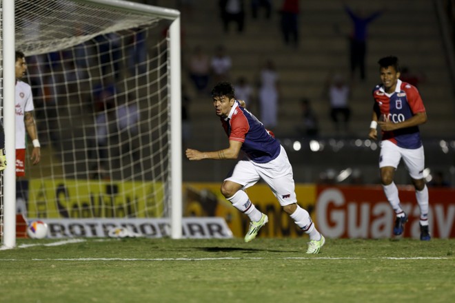Fernando Viana vestiu pela primeira vez a camisa do Paraná. | Henry Milleo/Gazeta do Povo