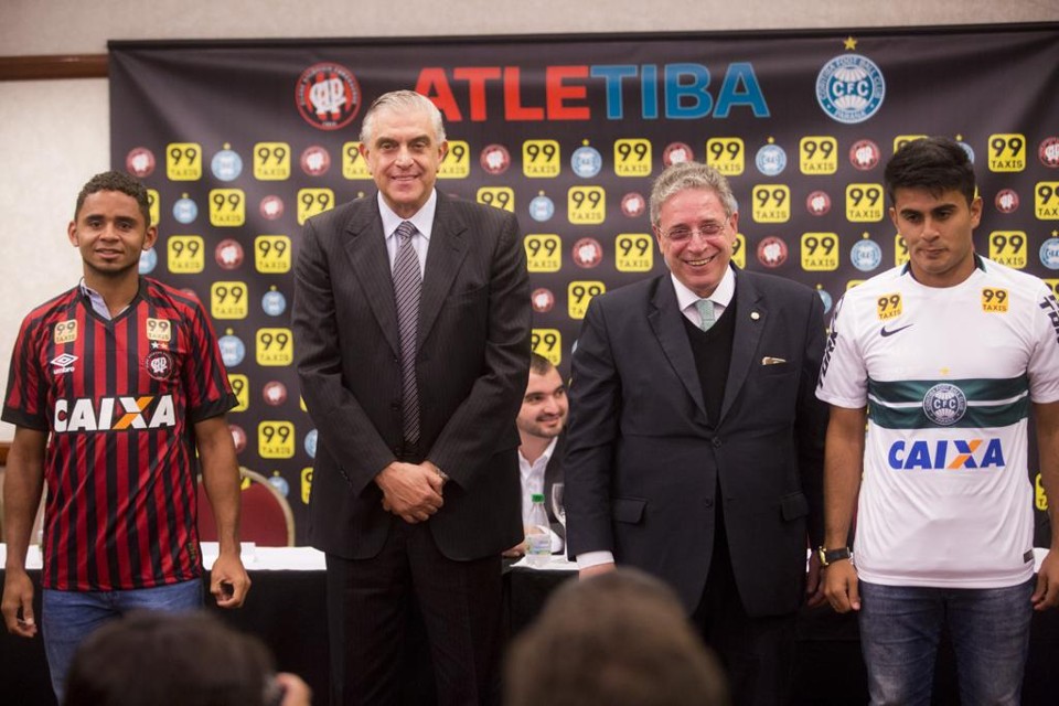Os jogadores Deivid e Rafhael Lucas com os novo uniformes. Entre eles, o presidente Mario Celso Petraglia e Rogério Bacellar | Brunno Covello/Gazeta do Povo