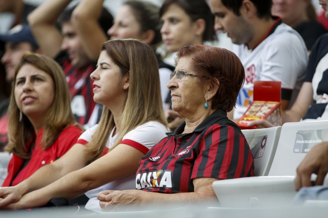 Torcedoras foram para a Arena com a expectativa de mais uma vitória do Furacão. | Henry Milleo/Gazeta do Povo