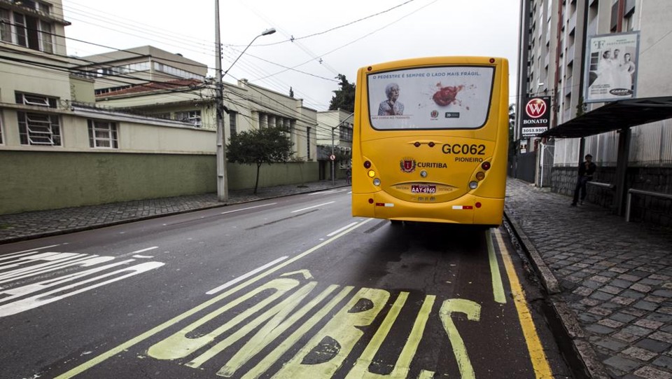 Projeto prevê que empresas explorem  publicidade em ônibus e terminais | Brunno Covello/Gazeta do Povo