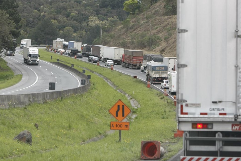 Em 2014, somente os contratos de manutenção de estradas federais somaram R$ 4,8 bilhões em empenhos | Henry Milleo
/ Gazeta do Povo