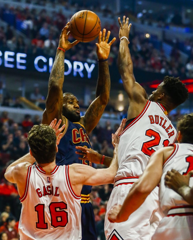 MÃOS AO ALTO – LeBron James levanta as mãos e fica sem a posse da bola ao ser abordado por Jimmy Butler e Pau Gasol. | Tannen Maury/EFE