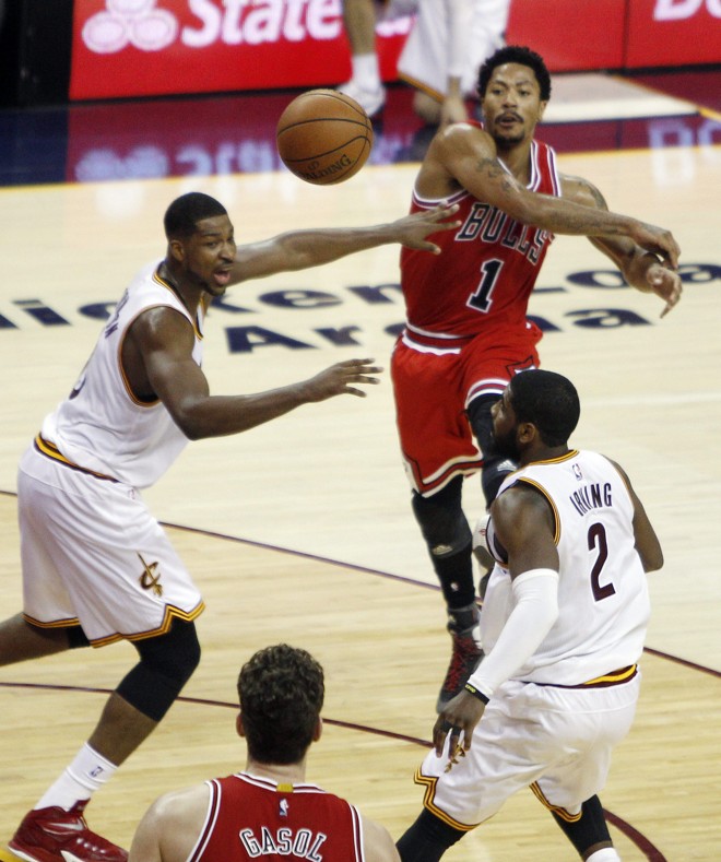 A VOLTA – Derrick Rose está de volta ao Chicago Bulls, e aparentemente em sua melhor forma. Nesse lance, dá o passe com força para Pau Gasol, na vitória de sua equipe por 99 a 92 sobre o Cleveland Cavaliers. Rose ficou 38 minutos em quadra, anotando 25 pontos pegando 5 rebotes e dando 5 assistências. Com o camisa 1 rubro-negro inspirado, fica difícil pra qualquer defesa. | David Maxwell/EFE