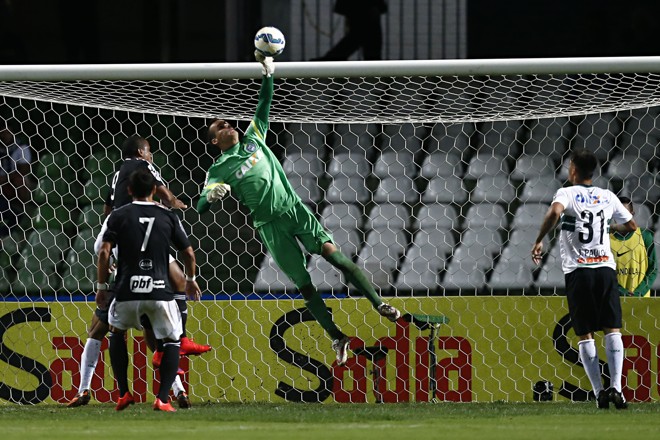 Goleiro Bruno, do Coritiba, faz defesa no ataque da Ponte Preta | Felipe Rosa/TRIBUNA DO PARANA