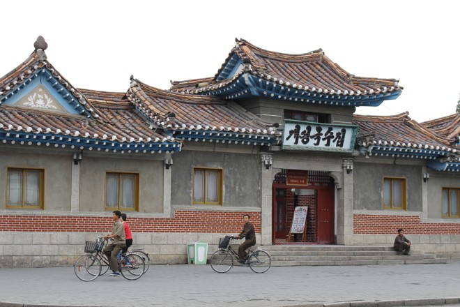 Norte-coreanos circulam de bicicleta em região da capital do país. | José Luís Peixoto/Especial para a Gazeta do Povo