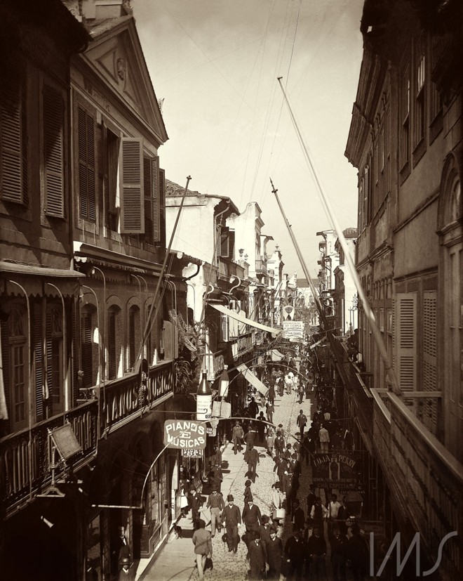 A famosa Rua do Ouvidor , no Rio de Janeiro, em 1890 | MarcFerrezAcervo Brasiliana Fotográfica
