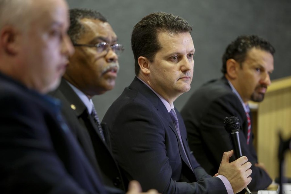 Igor Romário de Paula, em destaque (ao centro), é acusado de ser um dos responsáveis pela implantação da escuta na cela do doleiro Alberto Youssef. | Henry Milléo/Gazeta do Povo