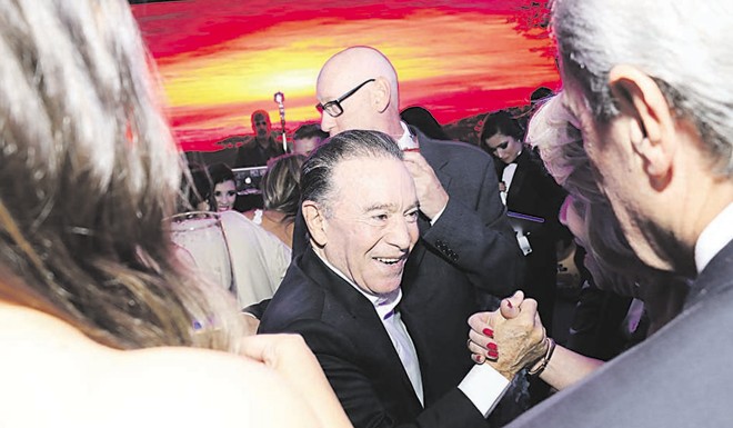 João Carlos sendo cumprimentado pelos amigos | JADER ROCHA