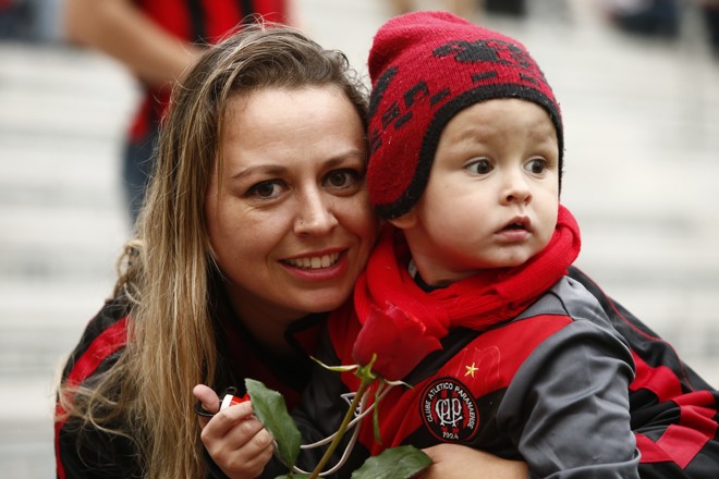 Dia da Mães; muitas mães aproveitaram para comemorar no estádio o dia delas | Hugo Harada/Gazeta do Povo
