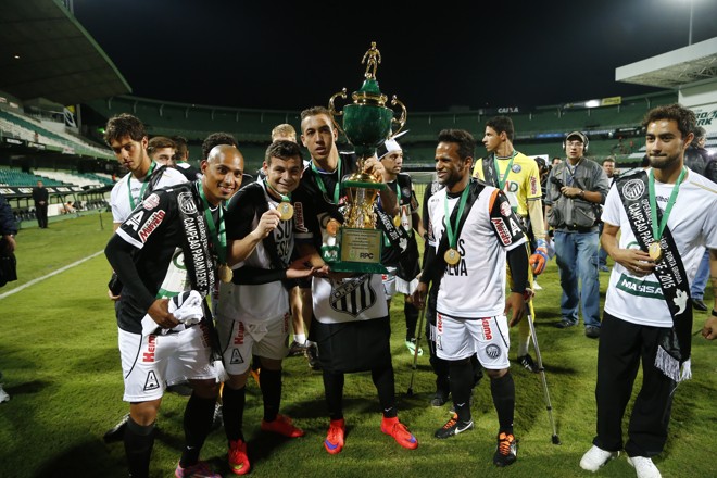 Taça e medalha para os jogadores do Operário no Couto Pereira. | Albari Rosa/Gazeta do Povo