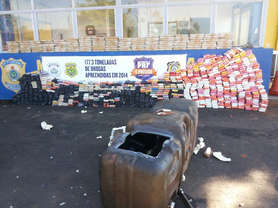 O tanque onde estava parte da droga e os 750 tabletes de cocaína em pó e em forma de pasta-base | PRF/Divulgação