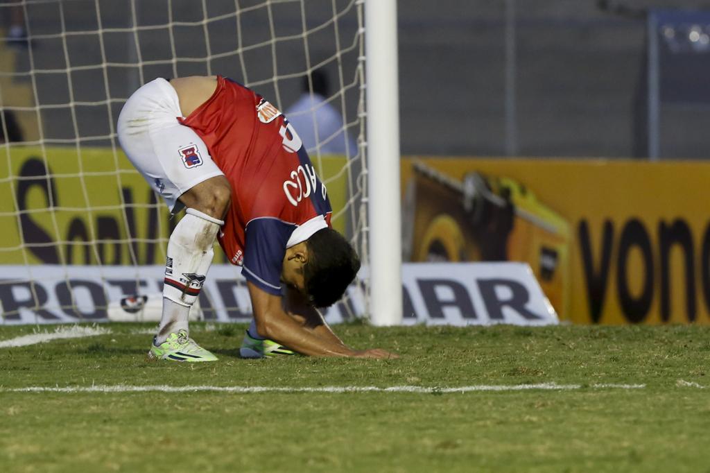 Com gol e expulsão, Fernando Viana foi o personagem do jogo na Vila Capanema. | Henry Milleo/Gazeta do Povo