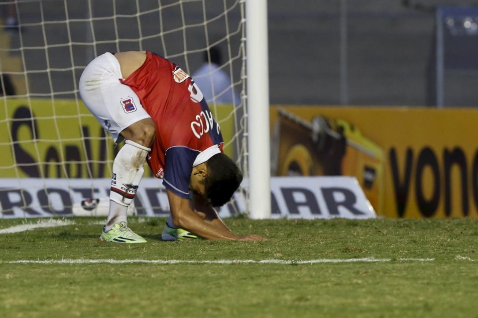 Com gol e expulsão, Fernando Viana foi o personagem do jogo na Vila Capanema. | Henry Milleo/Gazeta do Povo