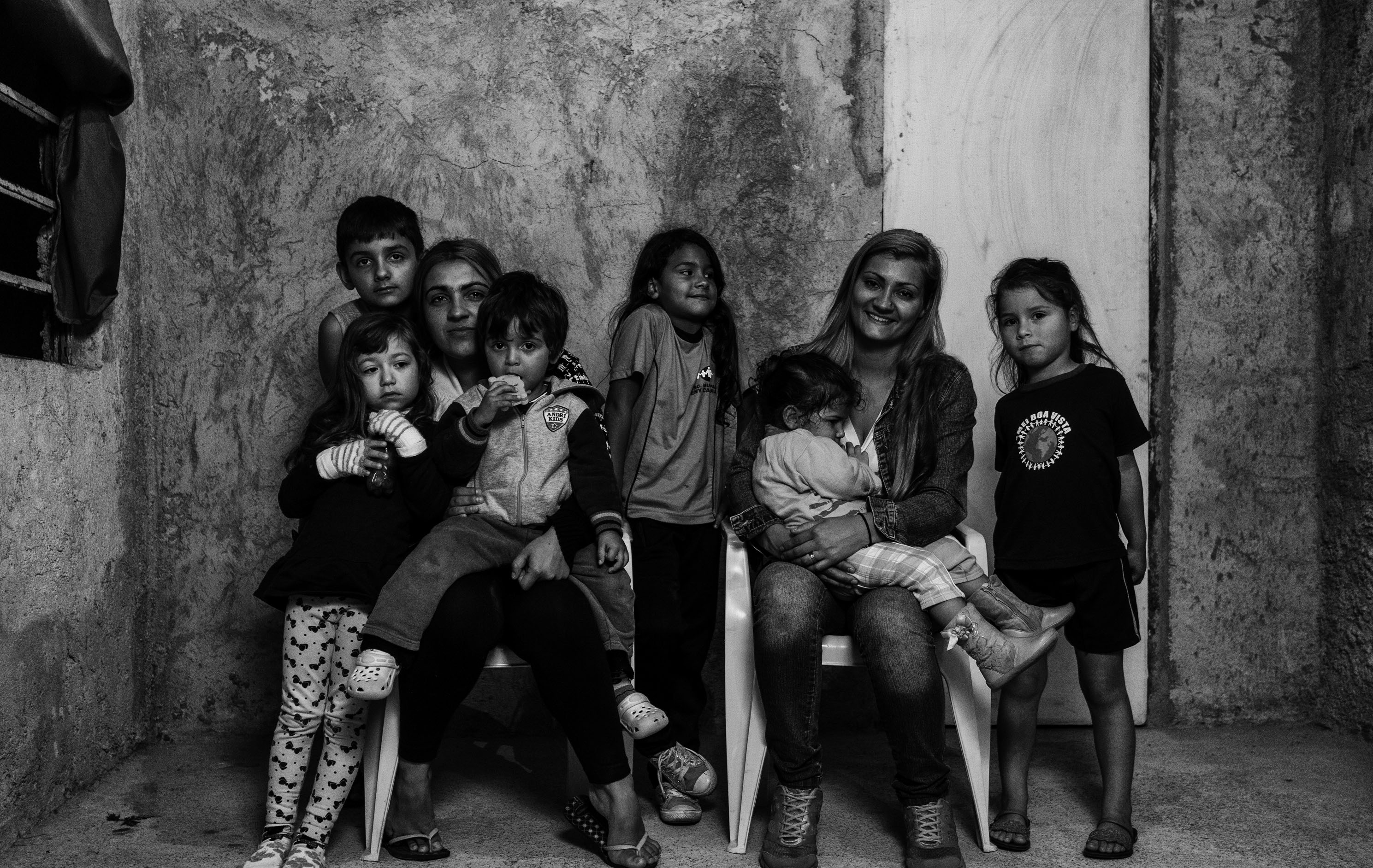 As irmãs Maiara e Jéssica Garrido – com os filhos: maternidades seguidas desde a adolescência. | Henry Milleo / Gazeta do Povo