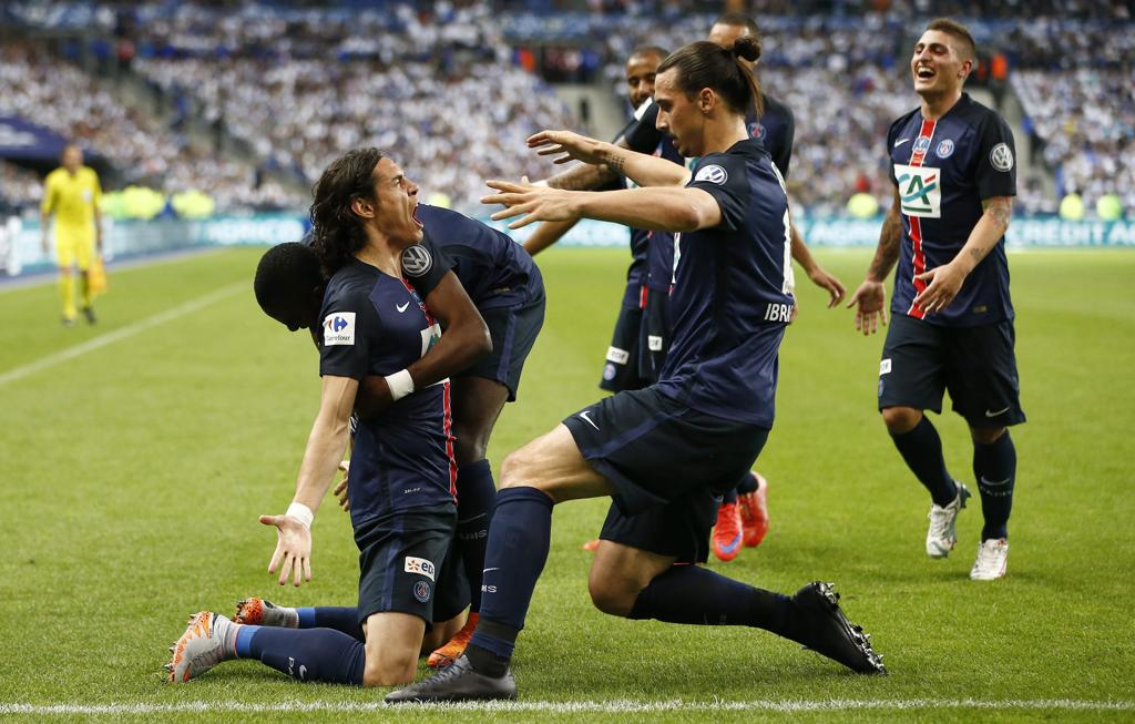 Cavani, de cabeça, garantiu a vitória do PSG e o título da Copa da França pela nona vez. | Ian Langsdon/EFE