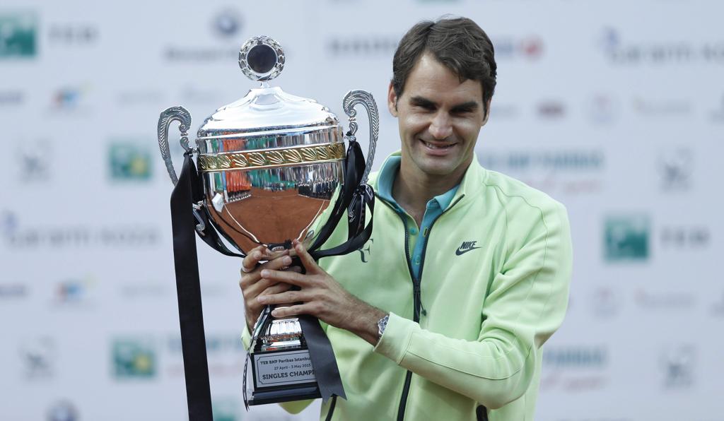 O suíço Roger Federer comemora, com o troféu em mãos, o título em Istambul | TOLGA BOZOGLU/EFE