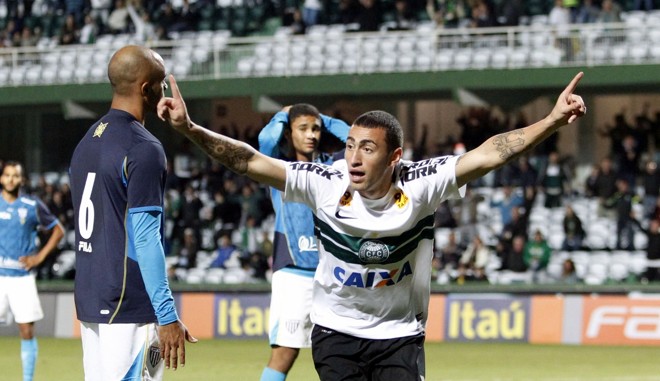Paulinho entrou no segundo tempo e fez o gol de empate do Coxa, mas depois o time voltou a ficar atrás no placar. | Daniel Castellano/Gazeta do Povo