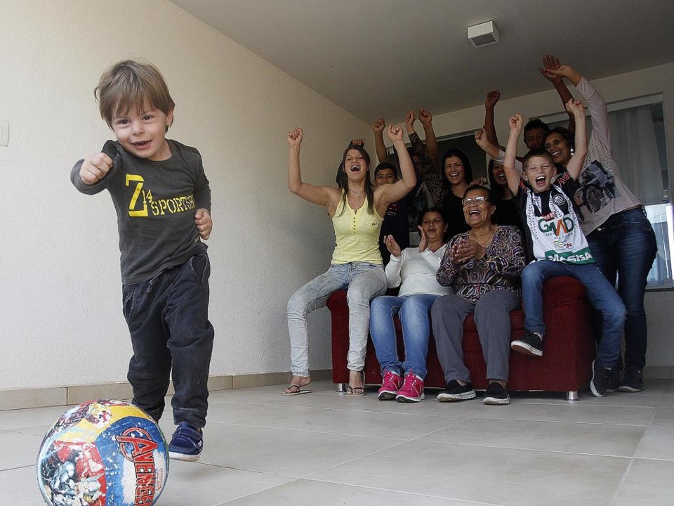 O filho Davi e a família do artilheiro Douglas celebram o bom momento do jogador  destaque do Operário. | 