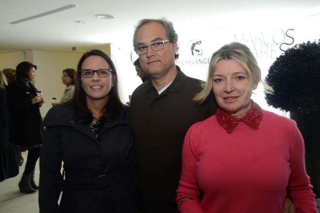 A empresária Simone Kovalhuk (à esq.), da Michelangelo Mármores, com o casal Maurício Beira da Silva e Syonara Thomé no coquetel de lançamento do Especial Curitiba, publicado na edição deste mês da revista Casa Vogue. O evento movimentou o Pátio das Esculturas do Museu Oscar Niemeyer na noite de terça-feira. Foto: Kraw Penas | 